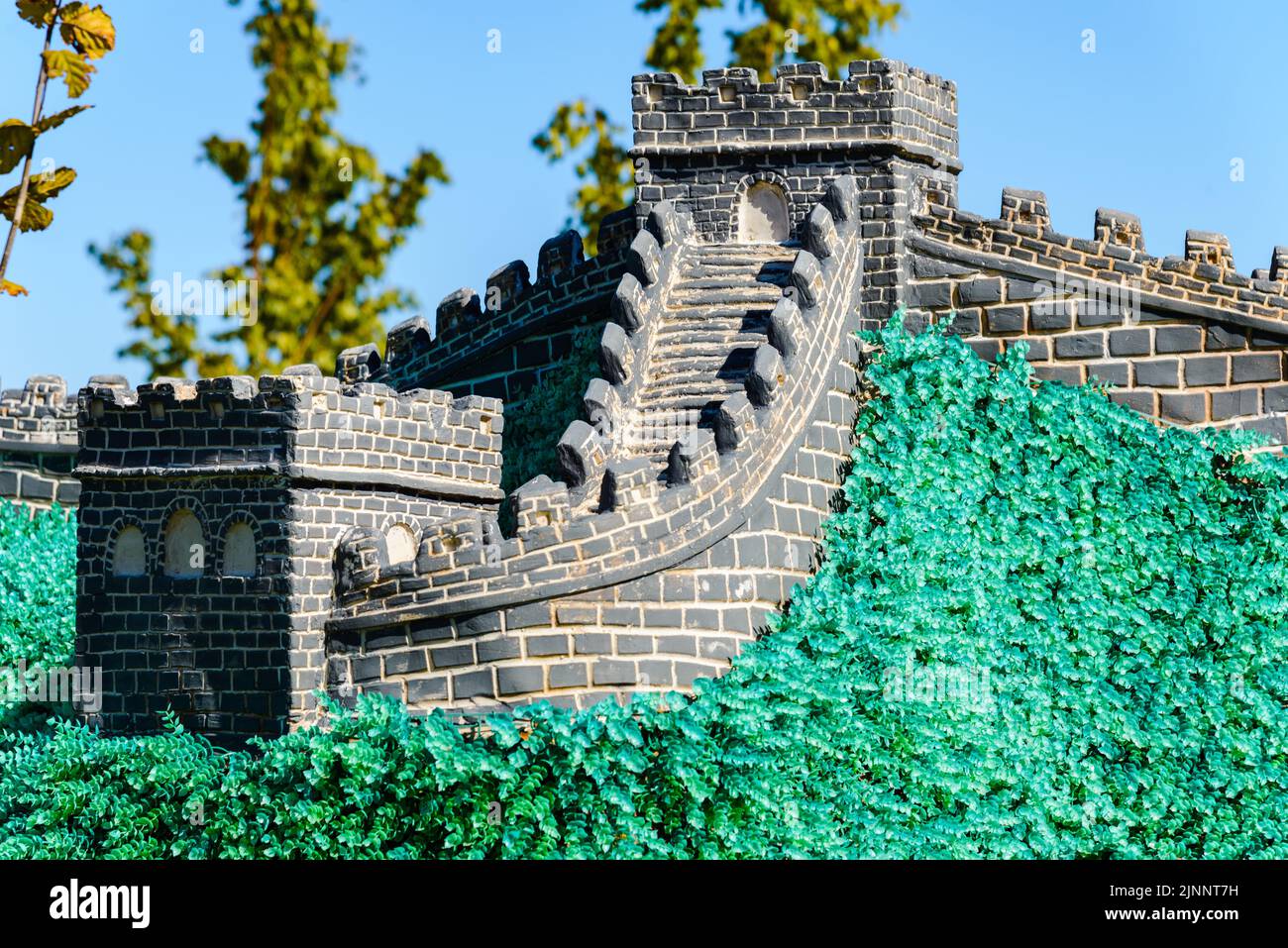 La Grande Muraglia in miniatura della Cina nei giorni estivi. Foto Stock