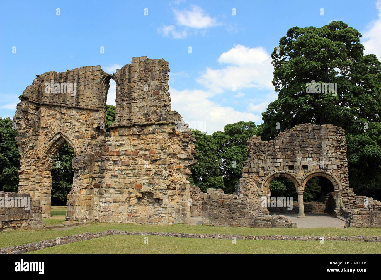 Rovine dell'abbazia di Basingwerk nei pressi di Holywell, Galles Foto Stock