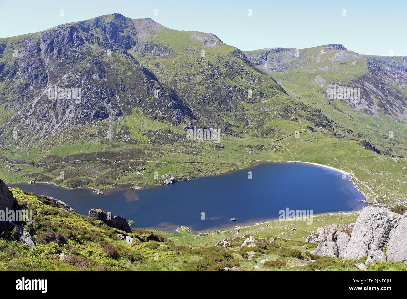 Vista verso Llyn Idwal dalla pista verso il basso da Llyn Bochlwyd Foto Stock