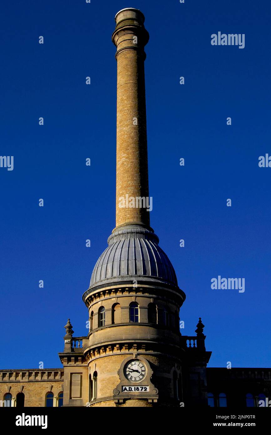Punto di riferimento del Cotswolds: Camino in stile toscano che sale a 50,3 m (165 piedi) sopra una graziosa cupola protetta da piombo, balaustre sormontate da urne di pietra e una torre dell'orologio rotonda datata 1872, l'anno Bliss Mill ha aperto a Chipping Norton, Oxfordshire, Inghilterra, Regno Unito, per realizzare tessuti di alta qualità per il produttore di tessuti William Bliss. Più tardi, nella prima guerra mondiale del 1914-18, fece un panno cachi per le uniformi indossate dai soldati britannici. Foto Stock
