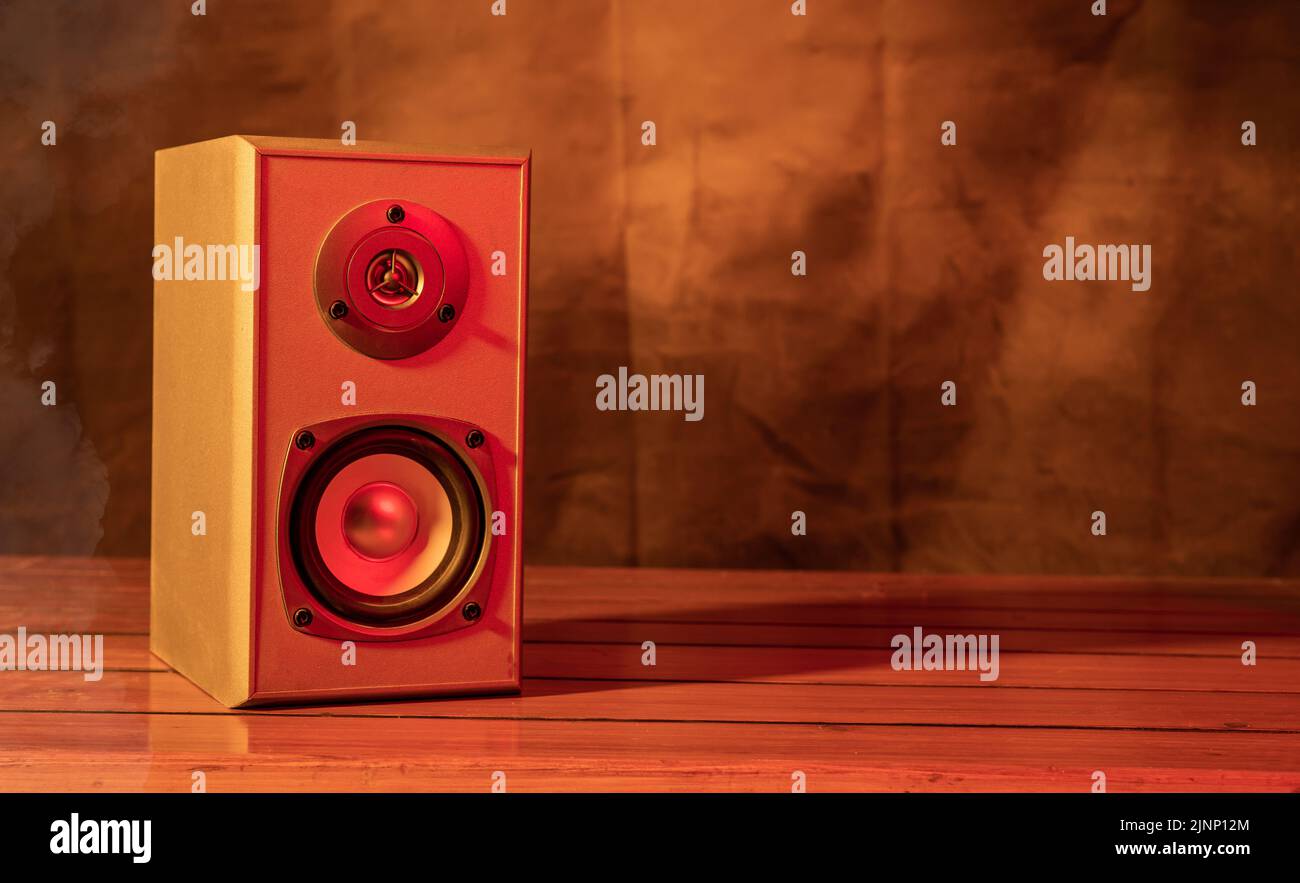 Altoparlante stereo con banner fumé e spazio copia - concetto musicale. Foto Stock