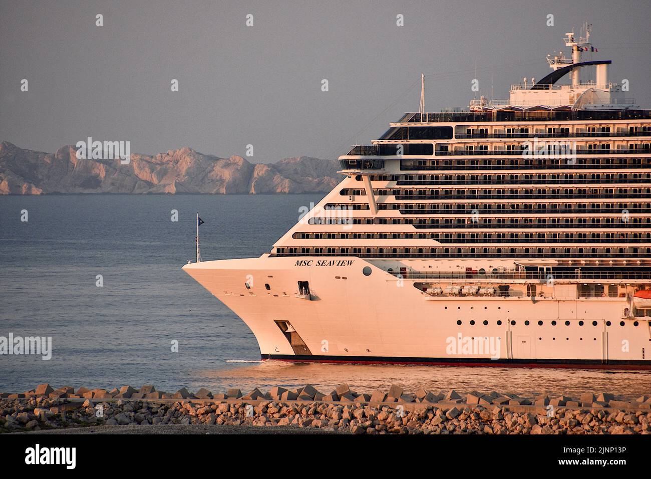 Marsiglia, Francia. 13th ago, 2022. La nave da crociera MSC Seaview arriva al porto mediterraneo francese di Marsiglia. (Foto di Gerard Bottino/SOPA Images/Sipa USA) Credit: Sipa USA/Alamy Live News Foto Stock