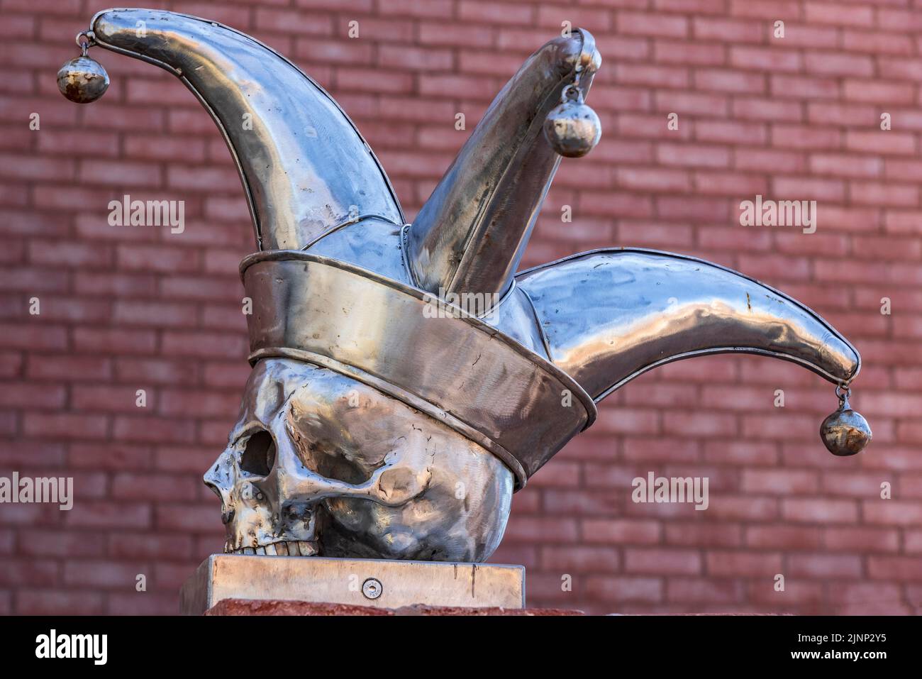 Shakespeare North, statua del cranio del jester con cappello e campane. Foto Stock