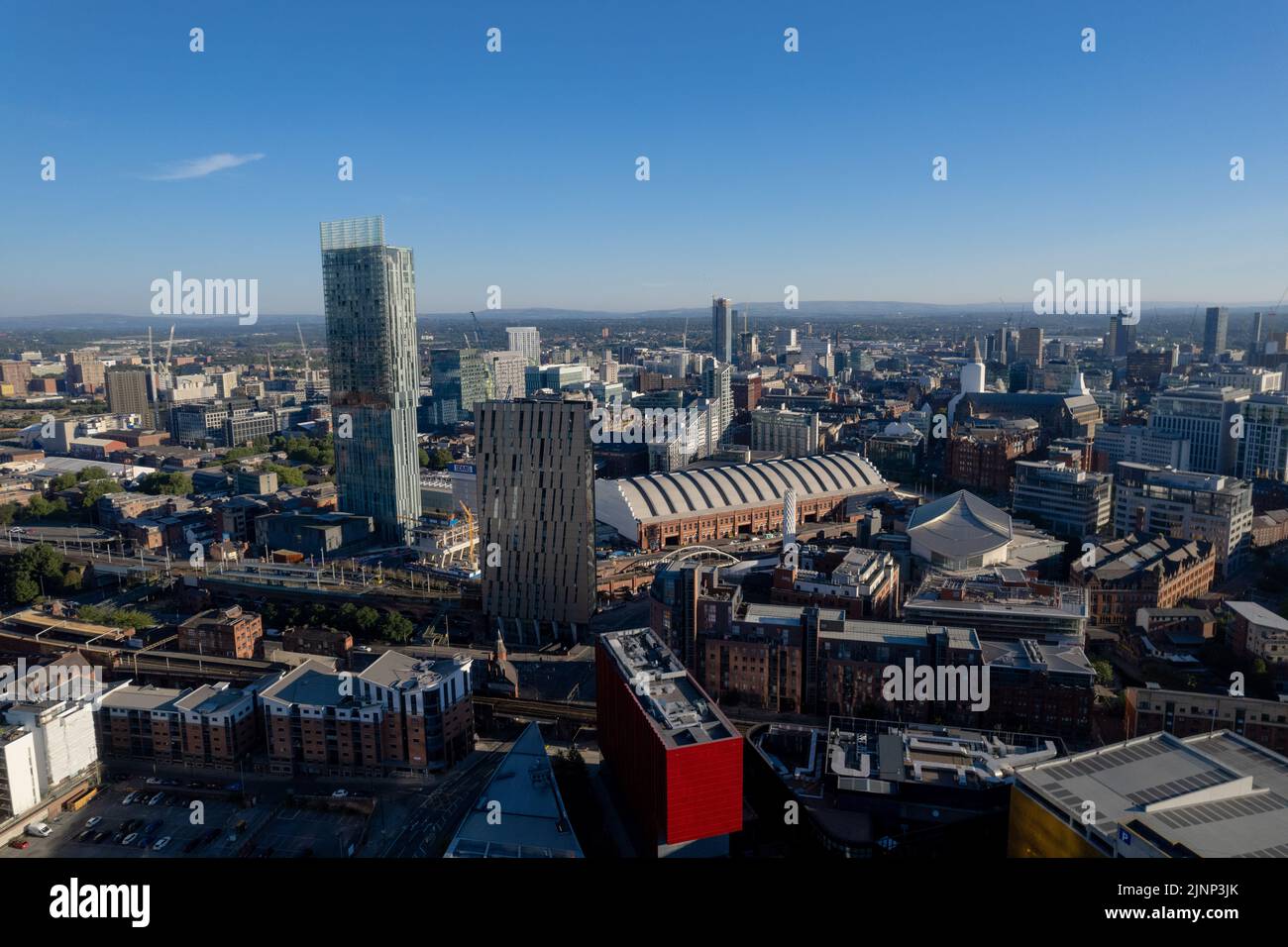 Centro di Manchester Vista aerea del drone sopra i lavori di costruzione Skyline costruzione Blue Sky Estate Beetham Tower Deansgate Square 2022 Foto Stock