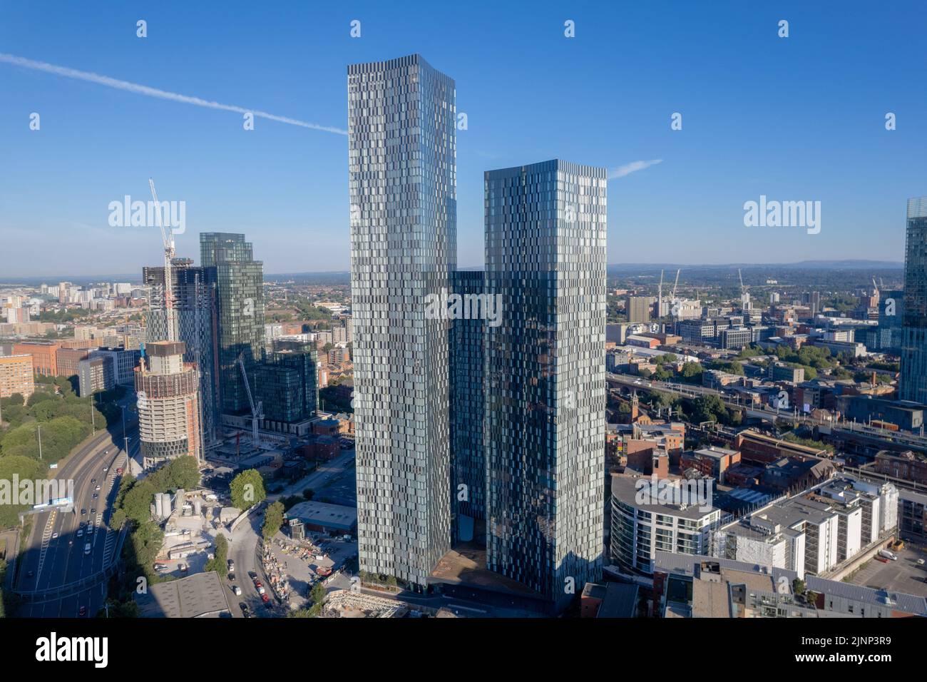 Centro di Manchester Vista aerea del drone sopra i lavori di costruzione Skyline costruzione Blue Sky Estate Beetham Tower Deansgate Square 2022 Foto Stock