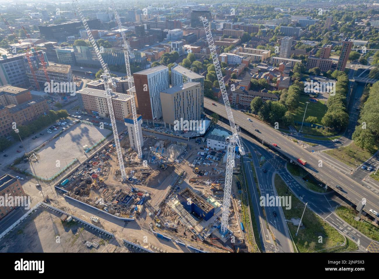 Centro di Manchester Vista aerea del drone sopra i lavori di costruzione Skyline costruzione Blue Sky Estate Beetham Tower Deansgate Square 2022 Foto Stock