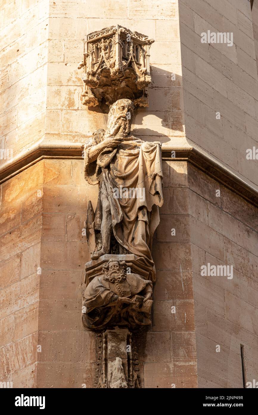 Palma di Maiorca, Spagna. Statua di San nella SA Llotja dels Mercaders o Lonja de los Mercaderes (mercato mercantile), un edificio gotico di Guillem Sagr Foto Stock