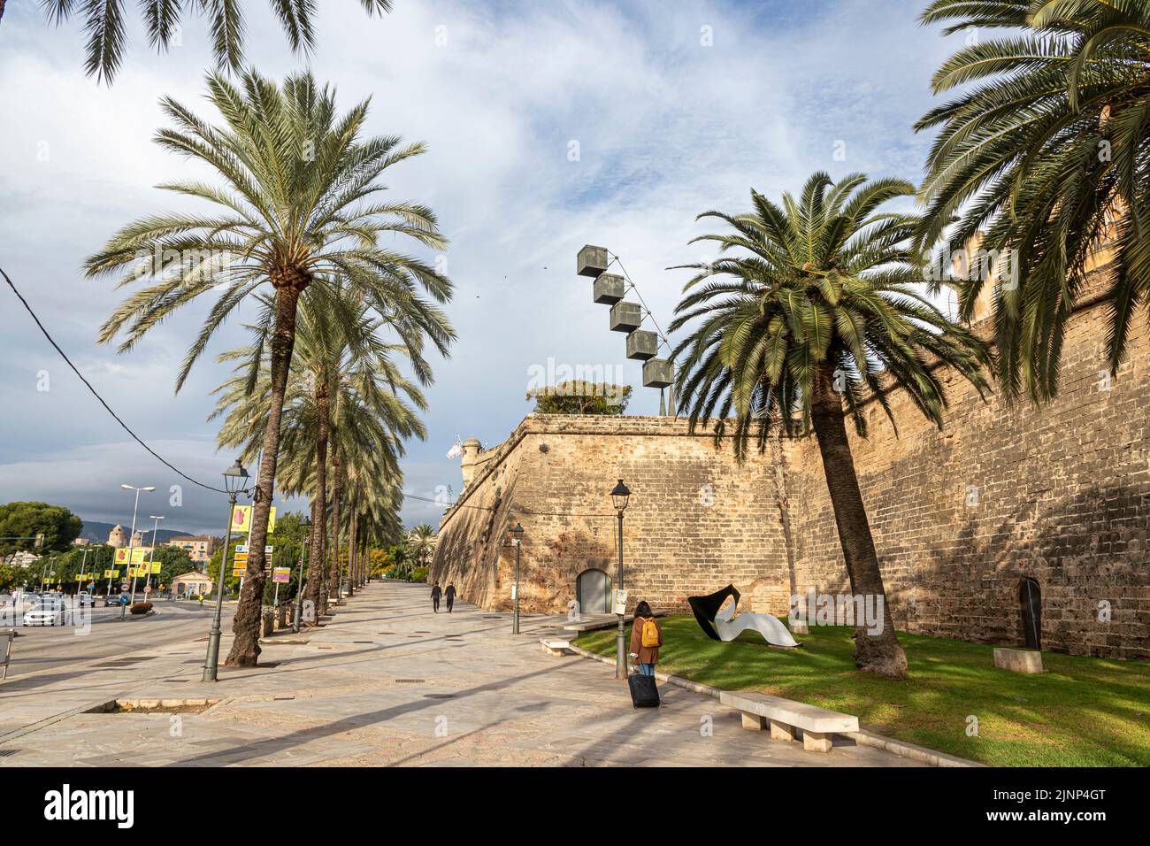 Palma di Maiorca, Spagna. Mura e bastioni del Baluard de Sant Pere (Bastione di San Pietro), un'arte moderna ed ex fortezza Foto Stock