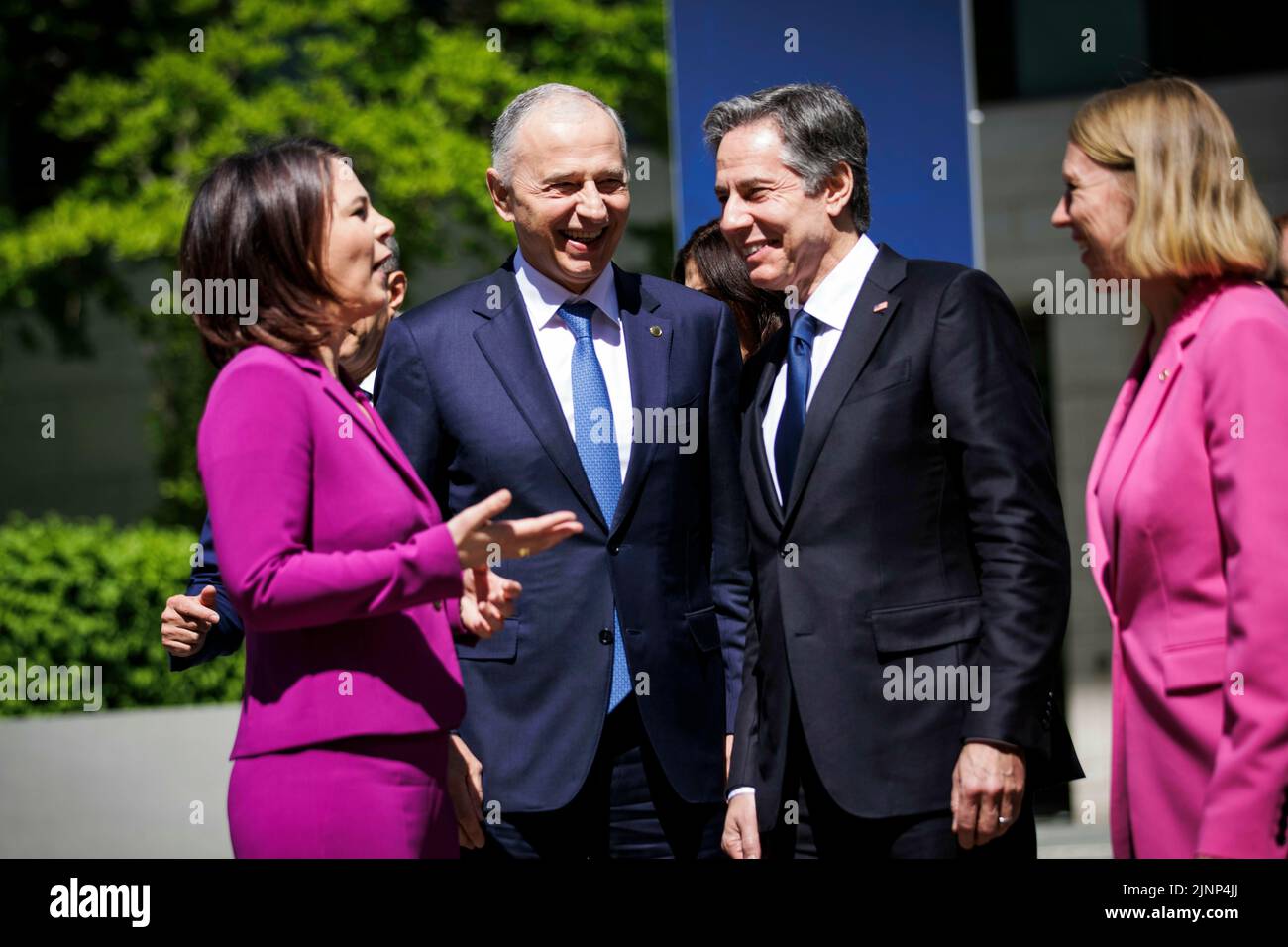 Berlino, Germania. 15th maggio, 2022. (LR): Annalena Baerbock, ministro federale degli affari esteri, Mircea Geoana, vicesegretario generale della NATO, Antony Blinken, segretario di Stato degli Stati Uniti d'America, E Anniken Scharning Huitfeldt, Segretario di Stato della Norvegia, ha tenuto una conversazione dopo la foto di famiglia alla riunione informale della NATO - Ministri degli esteri a Berlino, 15 maggio 2022. Credit: dpa/Alamy Live News Foto Stock