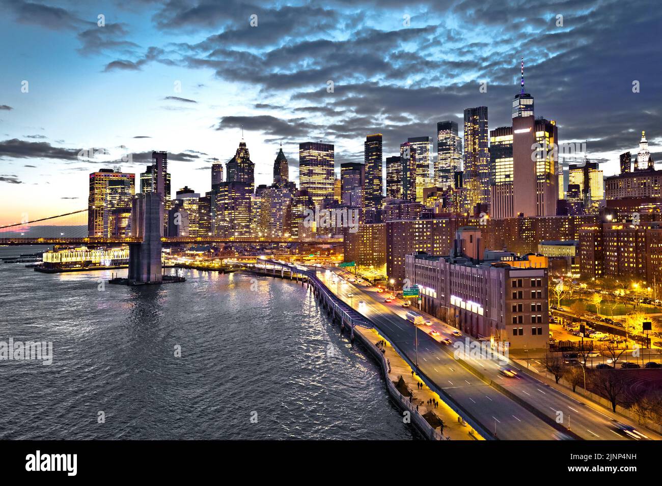 Skyline del centro di New York e vista del tramonto sul ponte di Brooklyn, Stati Uniti d'America Foto Stock