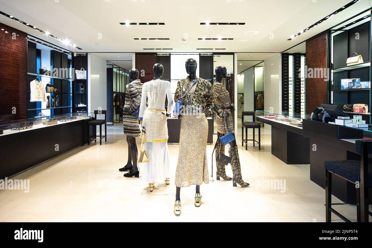 Kiev, Ucraina, 18 giugno 2019. Interno di Chanel Boutique - showroom di lusso di alta moda. Esposizione principale. Foto Stock
