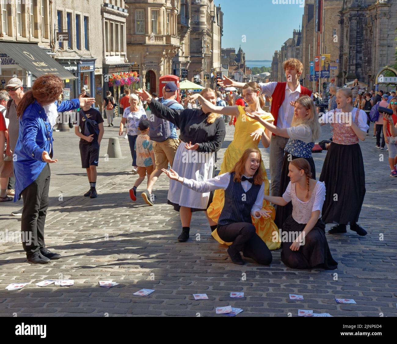 Edimburgo, Scozia, 11 agosto 2022 Festival Fringe Royal Mile una giornata di sole un gruppo di cantanti e ballerini si esibiscono dal gioco Beauty and the Beast Foto Stock