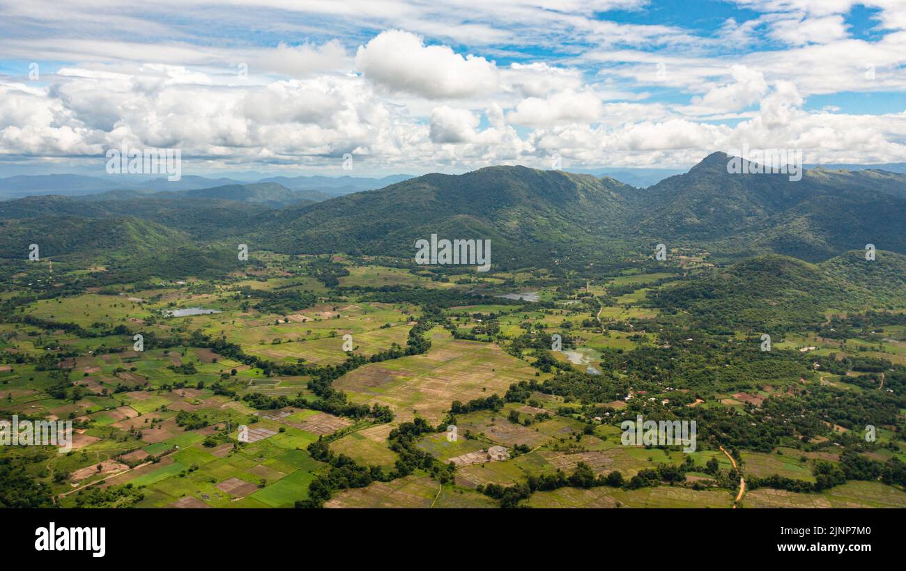 Vista dall'alto dei pendii di montagna con foresta pluviale e una valle di montagna con terreno agricolo.Sri Lanka. Foto Stock
