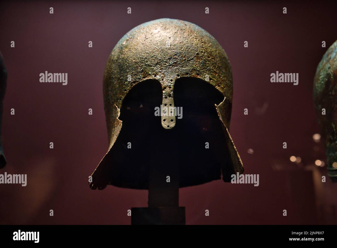 Antico casco in bronzo greco all'interno del museo Benaki di Atene Foto Stock