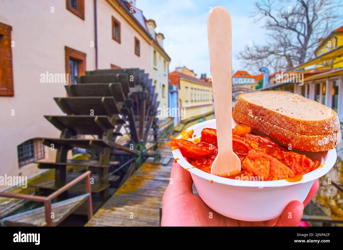 La salsiccia di maiale in salsa è cibo di strada tradizionale, ampiamente diffuso nel centro storico di Praga, quartiere minore, Repubblica Ceca Foto Stock