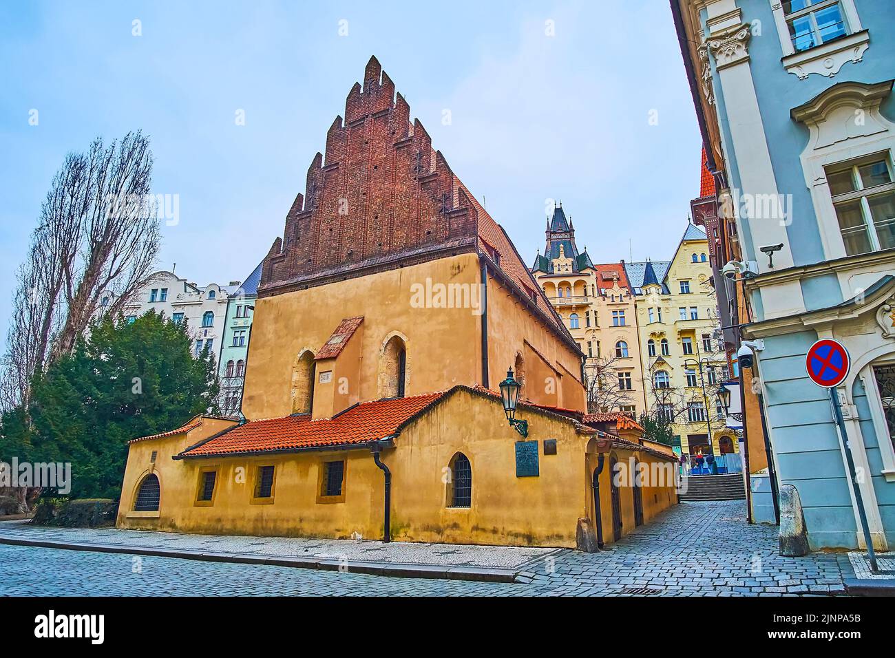 L'angolo delle vie Maisel e Cervena con vista sulla Vecchia Sinagoga Nuova (Staronova sinagoga), Josefov, Praga, Repubblica Cazech Foto Stock