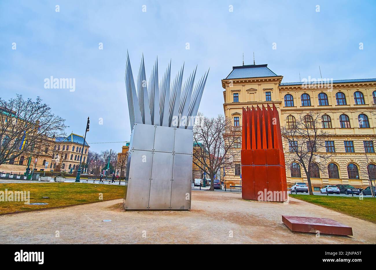 PRAGA, REPUBBLICA CECA - 6 MARZO 2022: Il monumento moderno, chiamato la Casa del suicidio e la Casa della Madre del suicidio, situato su ALS Foto Stock