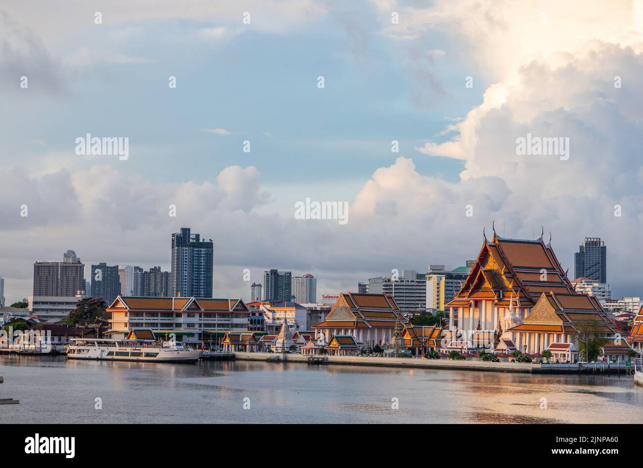 Il fiume Chaophraya e il paesaggio urbano di Bangkok Thailandia Sud-est asiatico Foto Stock