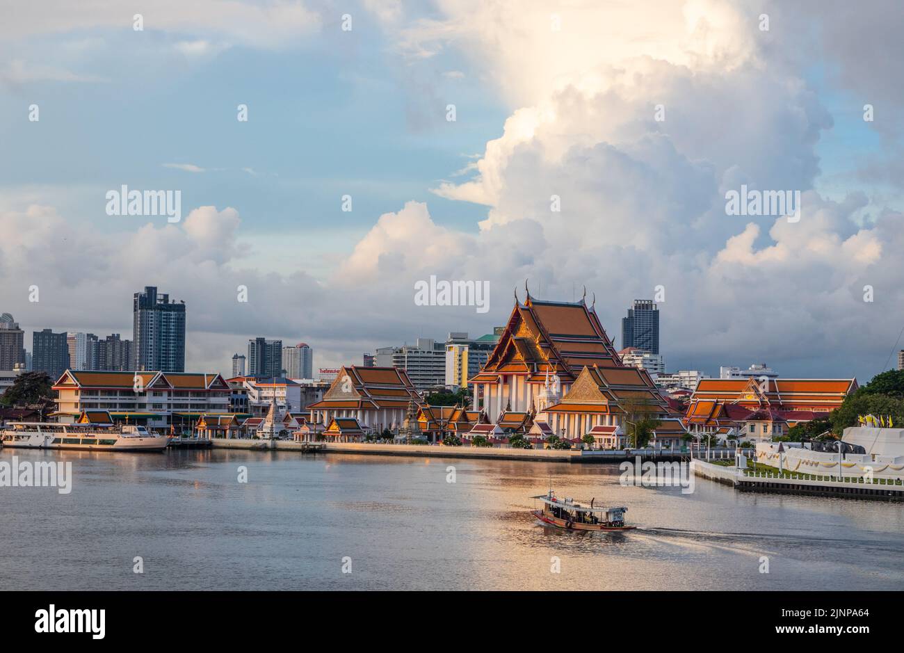 Il fiume Chaophraya e il paesaggio urbano di Bangkok Thailandia Sud-est asiatico Foto Stock
