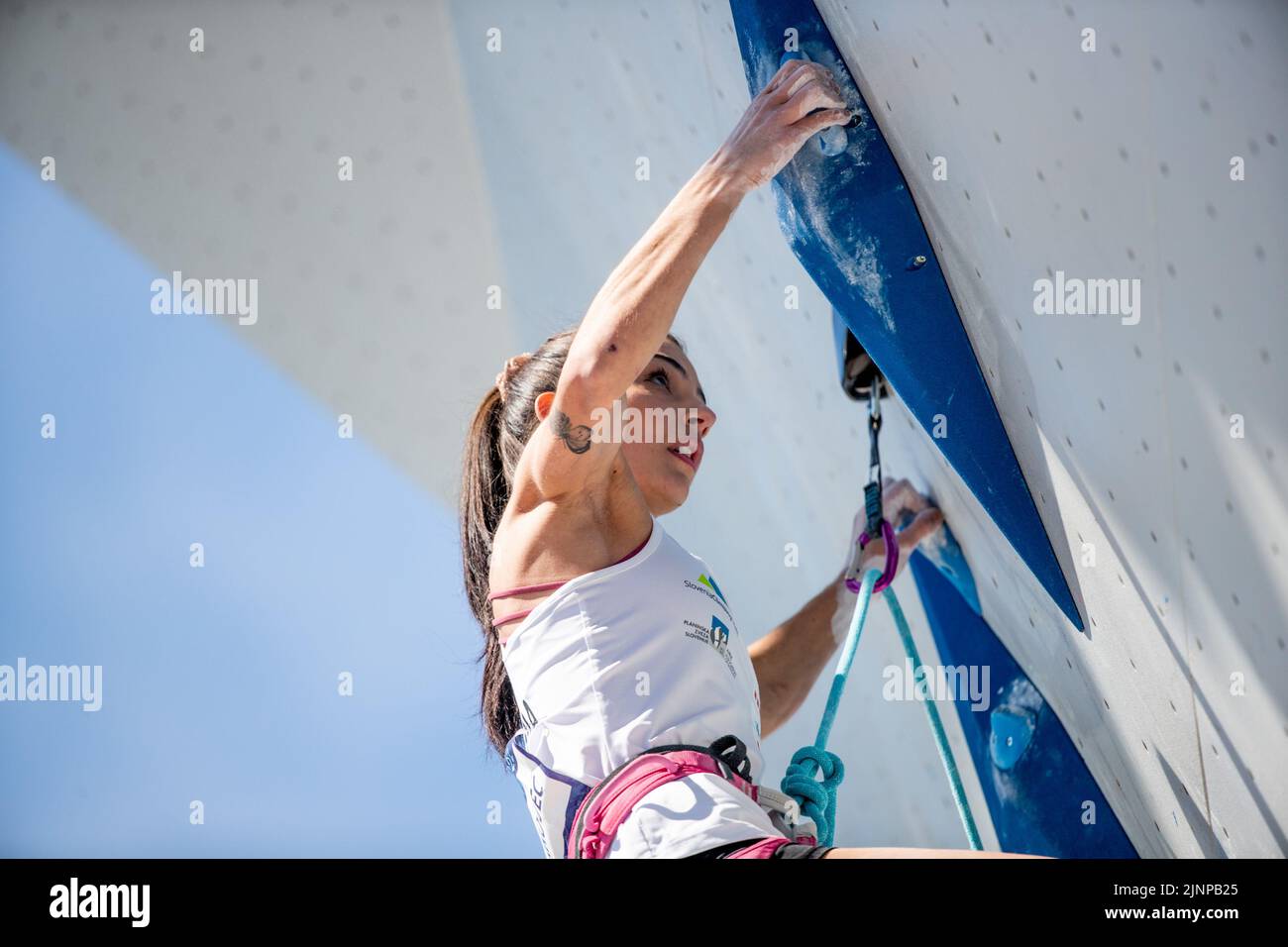 Monaco, Germania. 13th ago, 2022. Monaco di Baviera, Germania, 13th 2022 agosto: Lucka Rakovec (SLO) in azione durante la semifinale di arrampicata sportiva femminile al Koenigsplatz ai Campionati europei di Monaco di Baviera 2022 (Liam Asman/SPP) Credit: SPP Sport Press Photo. /Alamy Live News Foto Stock