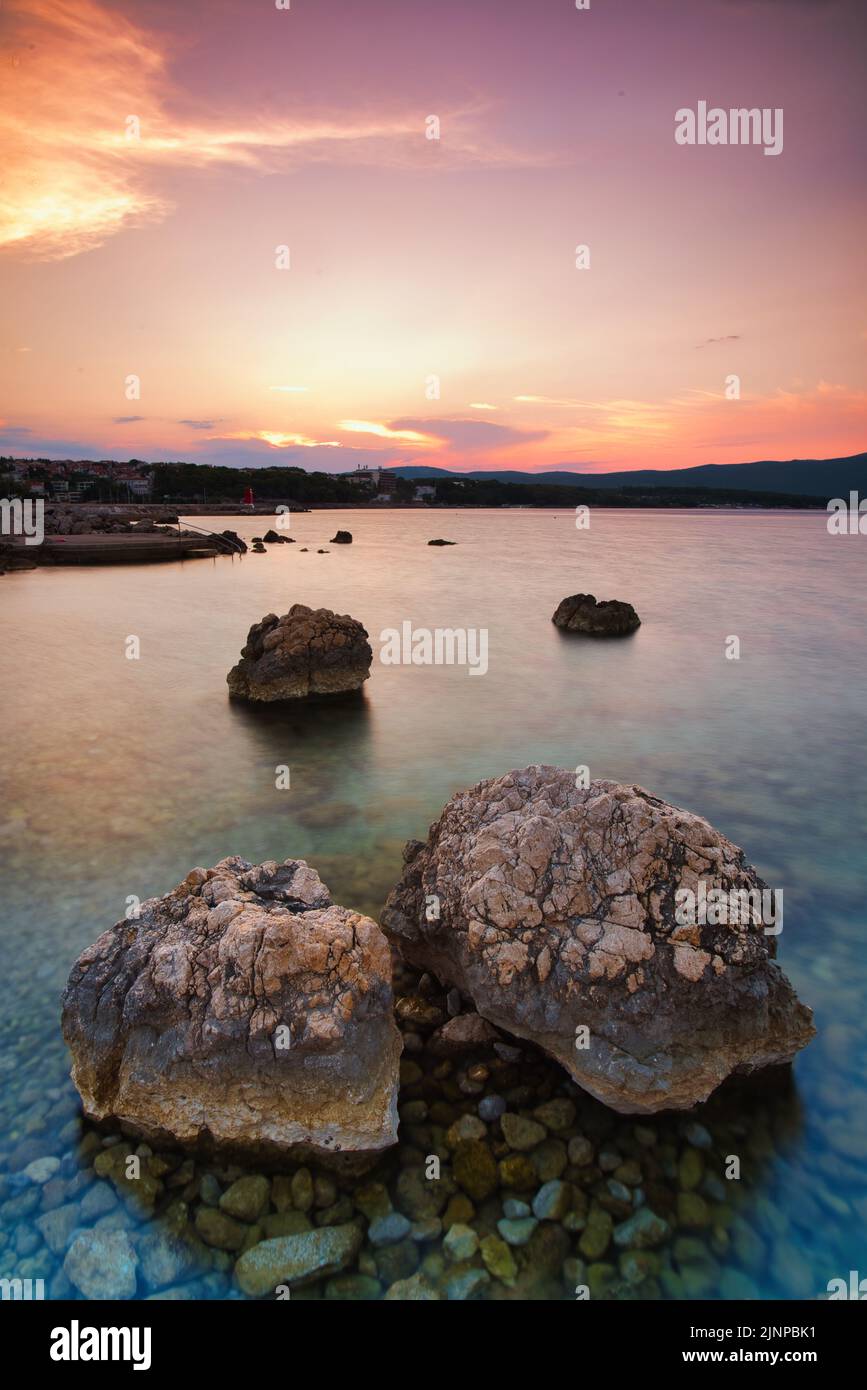 Rocce al mattino a Krk Island, Croazia Foto Stock