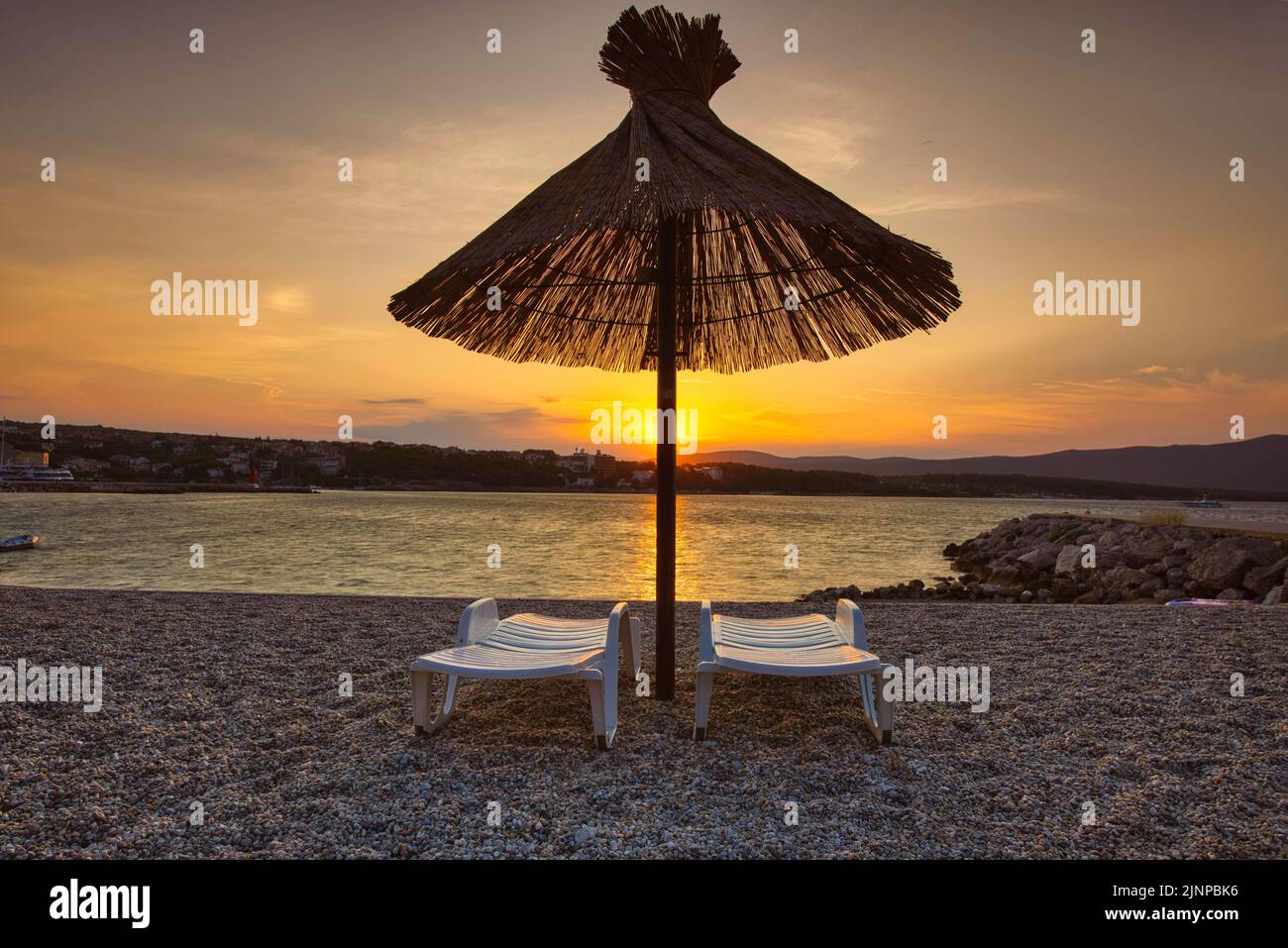 Alba mattutina sulla spiaggia di Krk Island, Croazia Foto Stock
