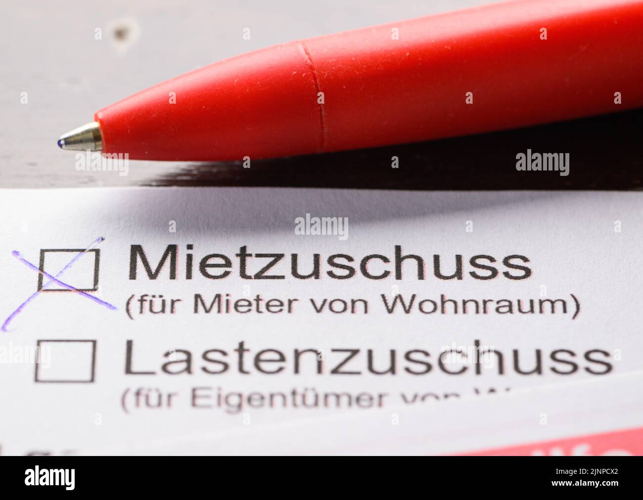 Dresda, Germania. 11th ago, 2022. ILLUSTRAZIONE - Una matita si trova accanto a un'applicazione di sussidio per l'alloggio su un tavolo. (Scena posta) Credit: Robert Michael/dpa/Alamy Live News Foto Stock
