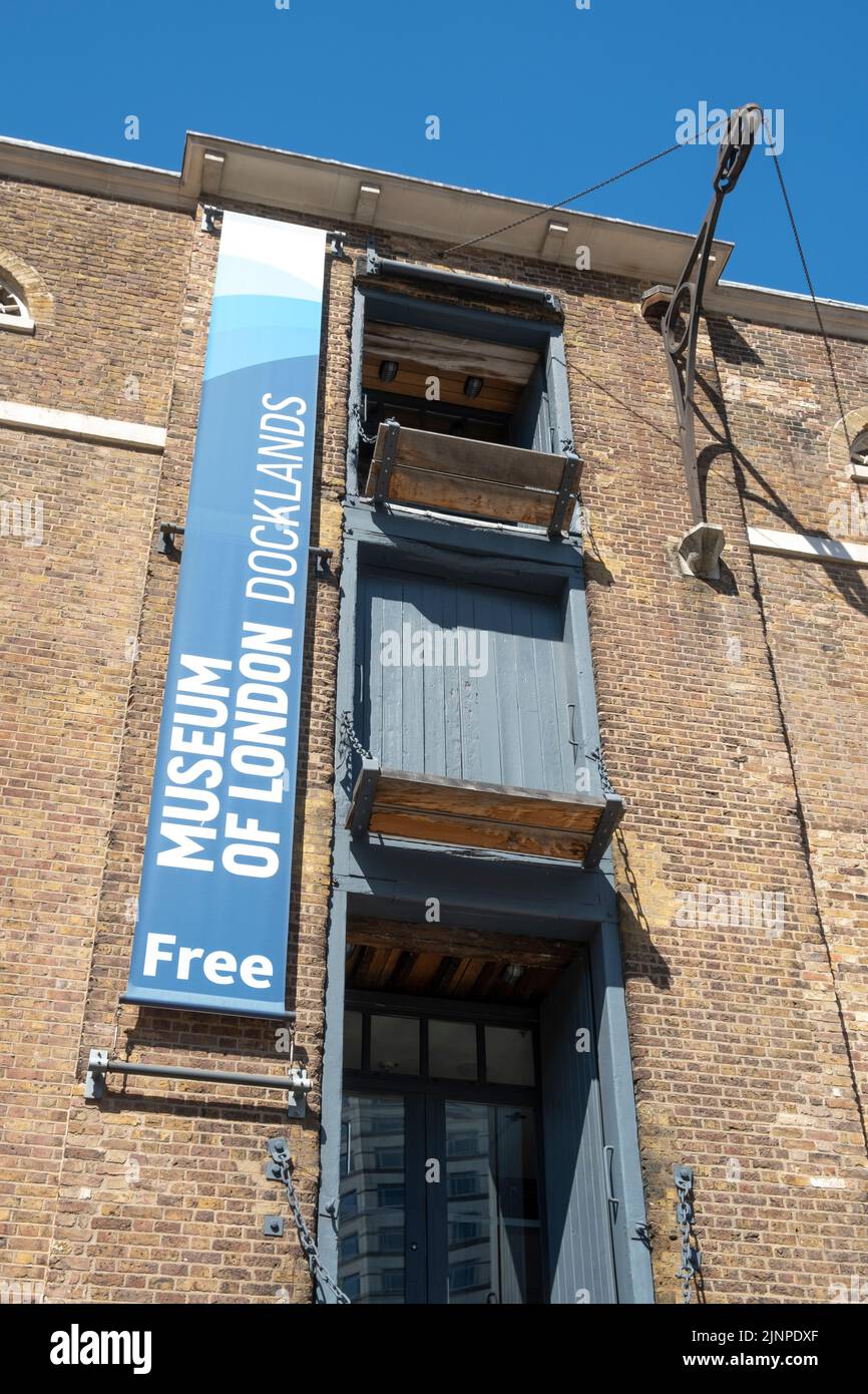 Ampia vista dell'ingresso al Museo di Londra - Docklands a Canary Wharf, Londra, contro un cielo blu chiaro. Foto Stock