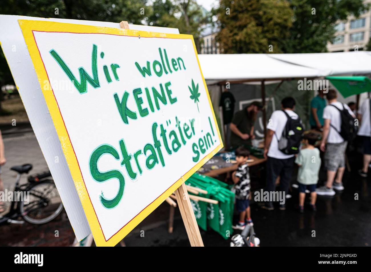 Berlino, Germania. 13th ago, 2022. Un cartello alla sfilata di canapa di Berlino-Mitte recita: "Non vogliamo essere criminali!”. La parata è una dimostrazione per la legalizzazione della cannabis. Credit: Fabian Sommer/dpa/Alamy Live News Foto Stock