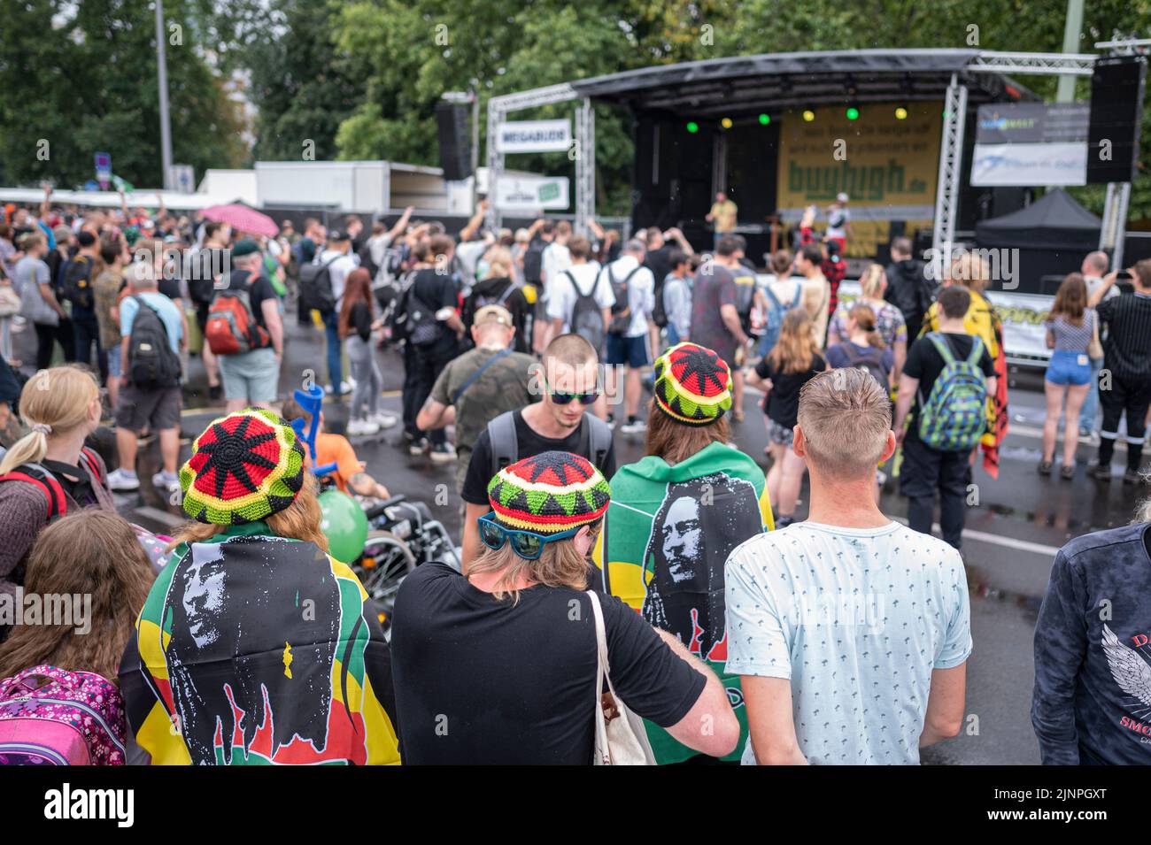 Berlino, Germania. 13th ago, 2022. Le persone con cappellini Rastafariani si trovano alla sfilata della canapa a Berlino-Mitte. La parata è una dimostrazione per la legalizzazione della cannabis. Credit: Fabian Sommer/dpa/Alamy Live News Foto Stock