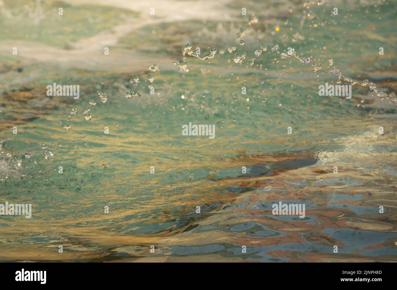 Primo piano di un delicato getto di gocce d'acqua in una fontana Foto Stock