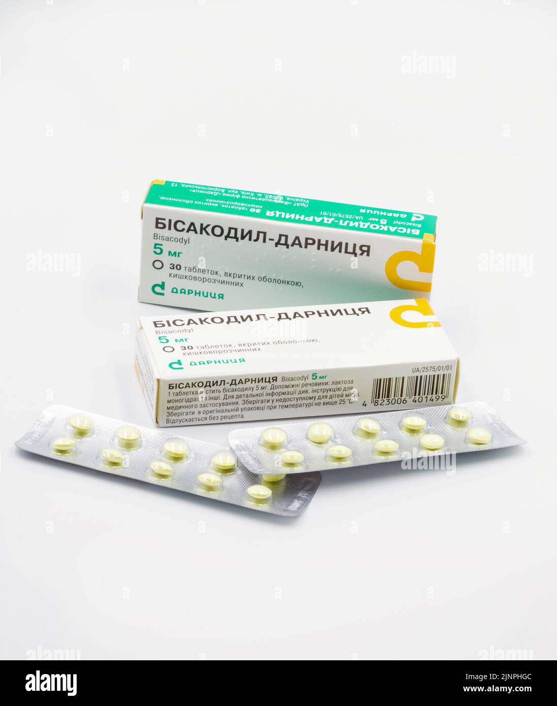 Kiev, Ucraina - 23 agosto 2021: Sparo studio di Bisacodyl droga da Darnitsa confezioni e blister primo piano su bianco. È un farmaco per trattare la costipazione o. Foto Stock