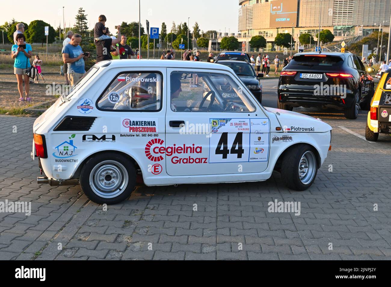 Danzica, Polonia - 12 agosto 2022: Auto da corsa Fiat 126p d'epoca in strada Foto Stock