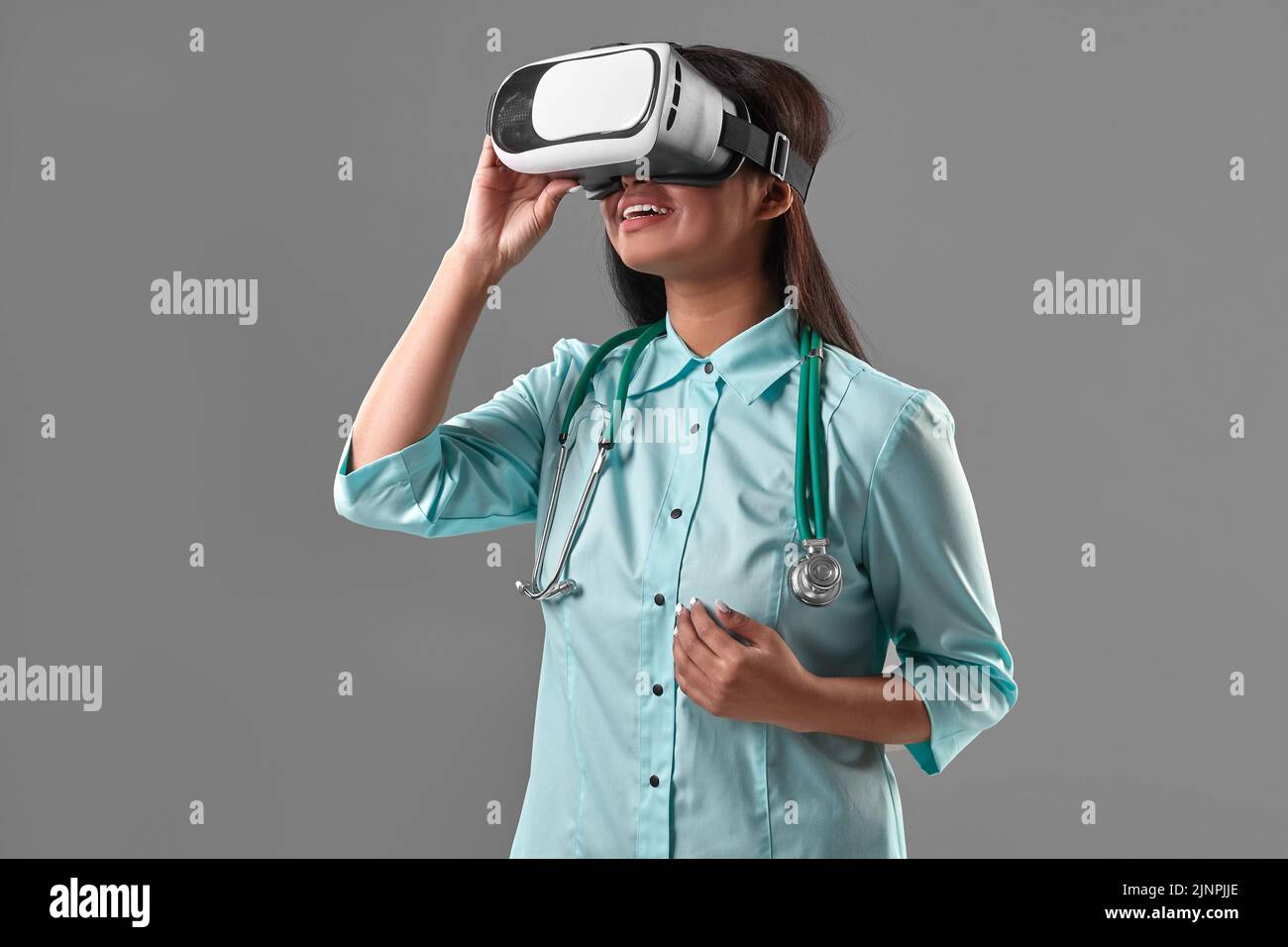 Giovane medico attraente in un vetro di realtà virtuale Foto Stock