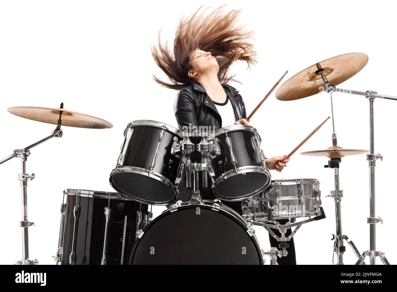 Giovane batterista femminile gettando i capelli e suonando tamburi isolati su sfondo bianco Foto Stock