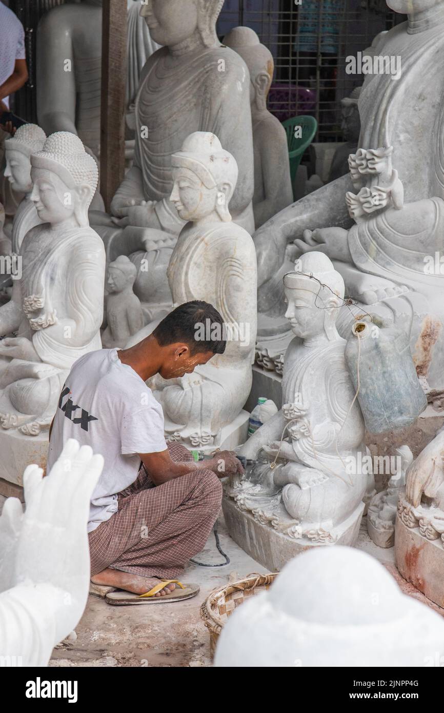 Stonemason lavorare in Mandalay Myanmar Birmania Sud-est asiatico Foto Stock