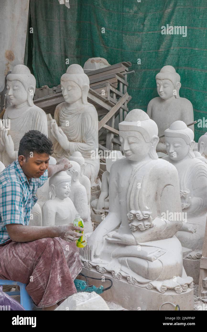 Stonemason lavorare in Mandalay Myanmar Birmania Sud-est asiatico Foto Stock