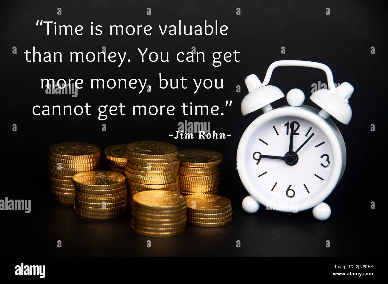 Citazione motivazionale e motivazionale - il tempo è più prezioso del denaro. Potete ottenere più soldi, ma non potete ottenere più tempo. Con monete d'oro e ala Foto Stock
