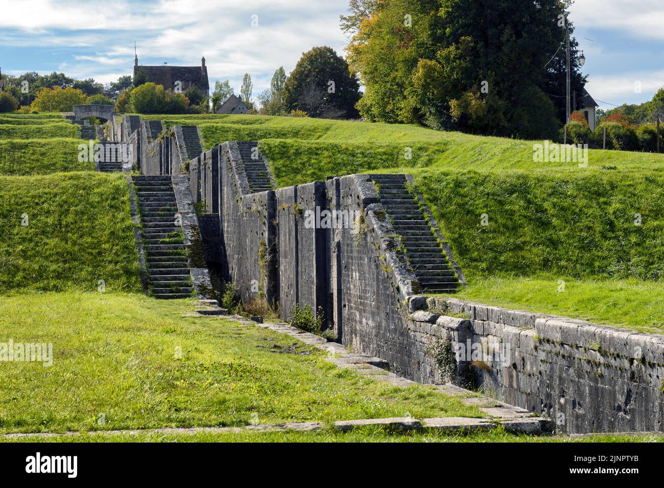 Le sette chiuse nella città di Rogny, centro Francia è una famosa costruzione antica costruita per la Loira al sistema idrico della Senna. Foto Stock