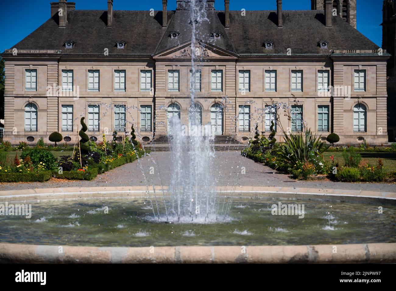 Fontana nei giardini di Limoges Museo delle Belle Arti Musée des Beaux-Arts de Limoges, Palais de l'Evêché, Limoges Francia Foto Stock