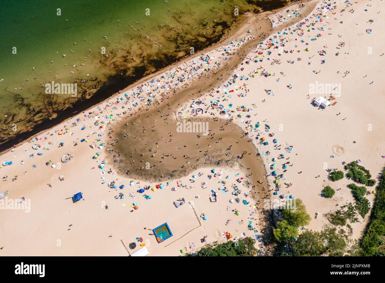 Costa baltica, persone che hanno bagno in mare e nella bocca del torrente Oliwski al mare durante il caldo fine settimana estivo Foto Stock