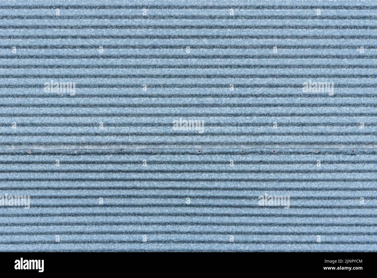 Recinzione in cartone ondulato in ferro zincato. Sfondo texture. Foto Stock