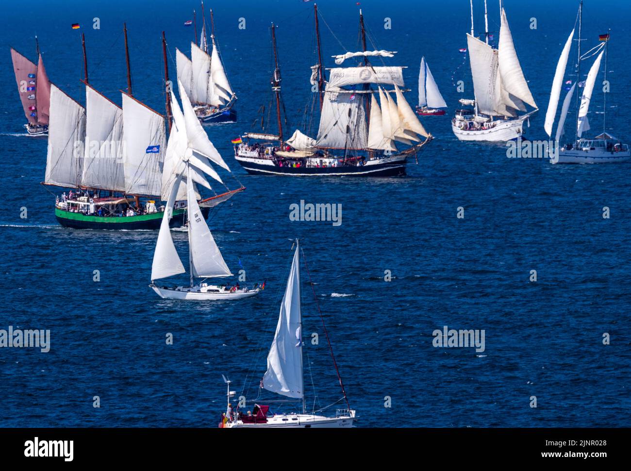 Rostock, Germania. 13th ago, 2022. Navi storiche a vela e barche tradizionali navigano sul Mar Baltico di fronte a Warnemünde durante le crociere per gli ospiti nel corso della Hanse Sail. Dopo la cancellazione della corona nel 2020 e la più piccola edizione giubilare dello scorso anno, la Hanse Sail è ancora una volta il più grande festival folcloristico marittimo di Meclemburgo-Vorpommern quest'anno con 111 navi tradizionali e centinaia di migliaia di visitatori attesi. Credit: Jens Büttner/dpa/Alamy Live News Foto Stock