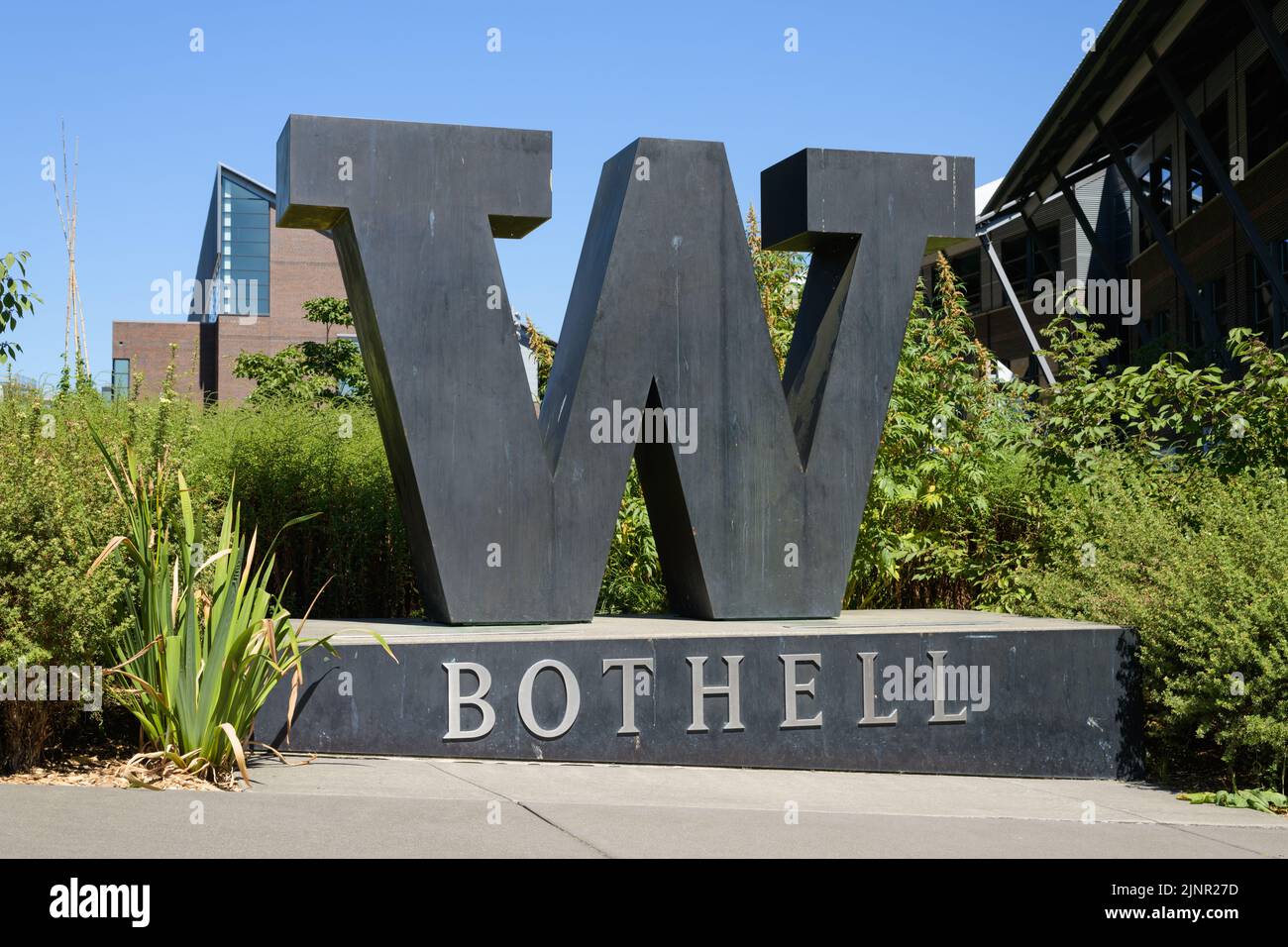 Bothell, WA, USA - 08 agosto 2022; cartello Block W all'Università di Washington Bothell Campus Foto Stock