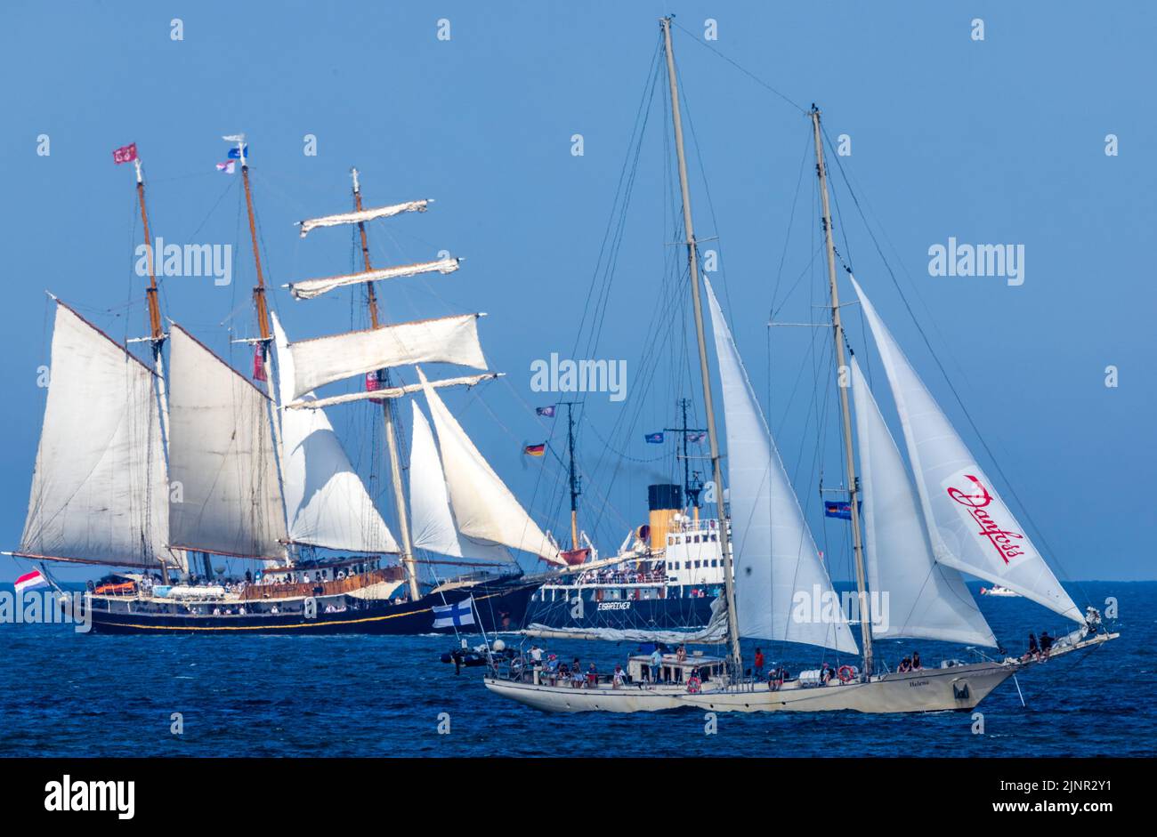 Rostock, Germania. 13th ago, 2022. Navi storiche a vela e barche tradizionali navigano sul Mar Baltico di fronte a Warnemünde durante le crociere per gli ospiti all'interno della Hanse Sail. Dopo la cancellazione della corona nel 2020 e la più piccola edizione giubilare dello scorso anno, la Hanse Sail è ancora una volta il più grande festival folcloristico marittimo di Meclemburgo-Vorpommern quest'anno con 111 navi tradizionali e centinaia di migliaia di visitatori attesi. Credit: Jens Büttner/dpa/Alamy Live News Foto Stock