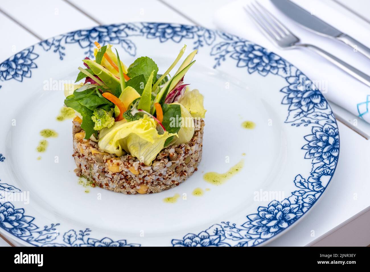 Insalata di quinoa con avocado, carota, ceci e verdure fresche Foto Stock