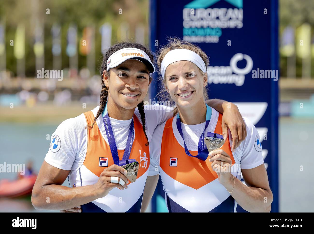 MUNCHEN - Laila Youssifou e Roos de Jong con la loro medaglia d'argento nel doppio scull mentre remano il terzo giorno del Campionato Multi-europeo. La città tedesca di Monaco ospiterà nel 2022 un campionato europeo combinato di vari sport. ANP ROBIN VAN LONKHUIJSEN Foto Stock