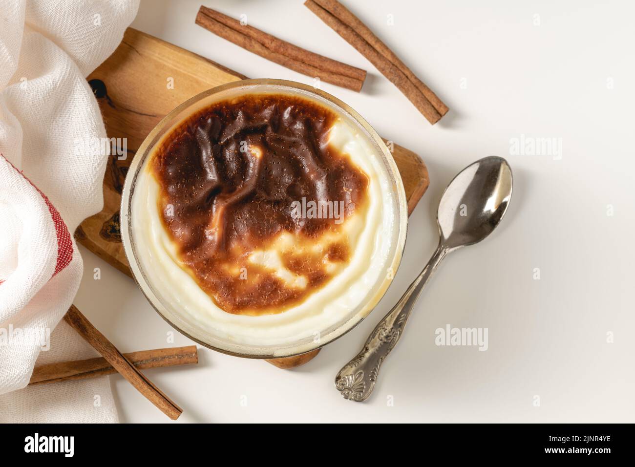 Tradizionale dessert turco panetteria riso budino Nome turco Fırın Sutlac in ciotola di vetro Foto Stock