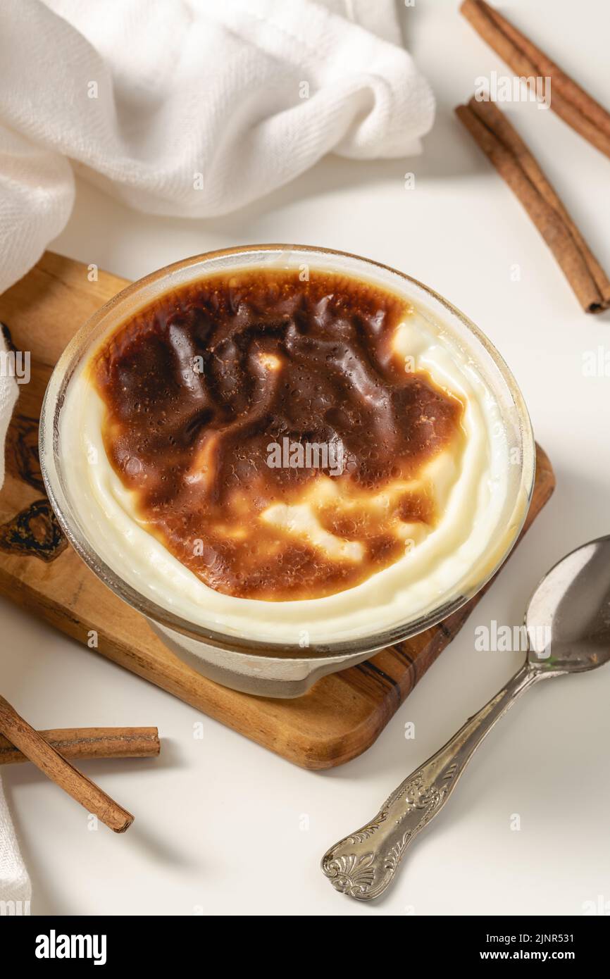 Tradizionale dessert turco panetteria riso budino Nome turco Fırın Sutlac in ciotola di vetro Foto Stock