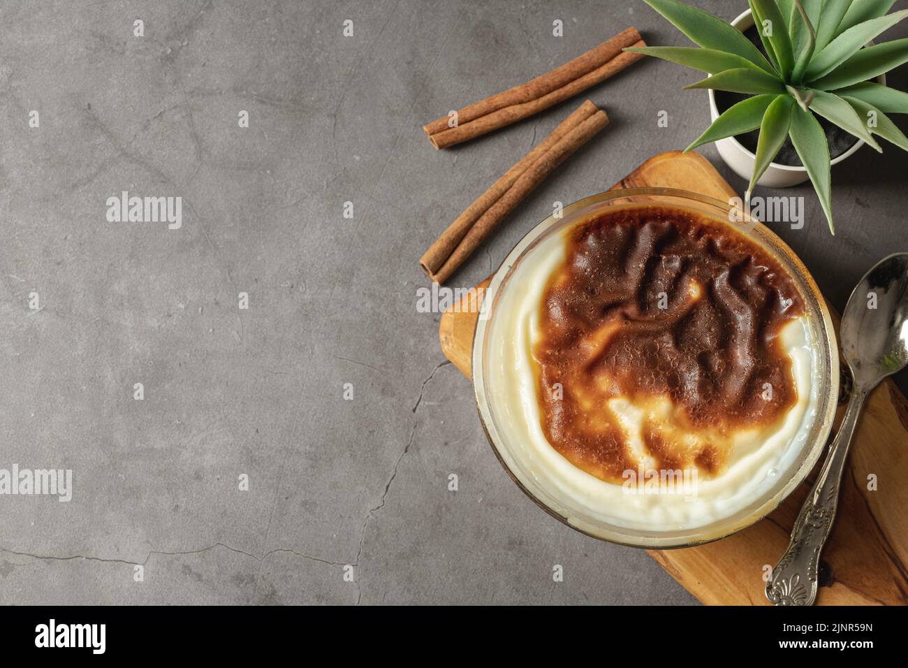 Tradizionale dessert turco panetteria riso budino Nome turco Fırın Sutlac in ciotola di vetro Foto Stock